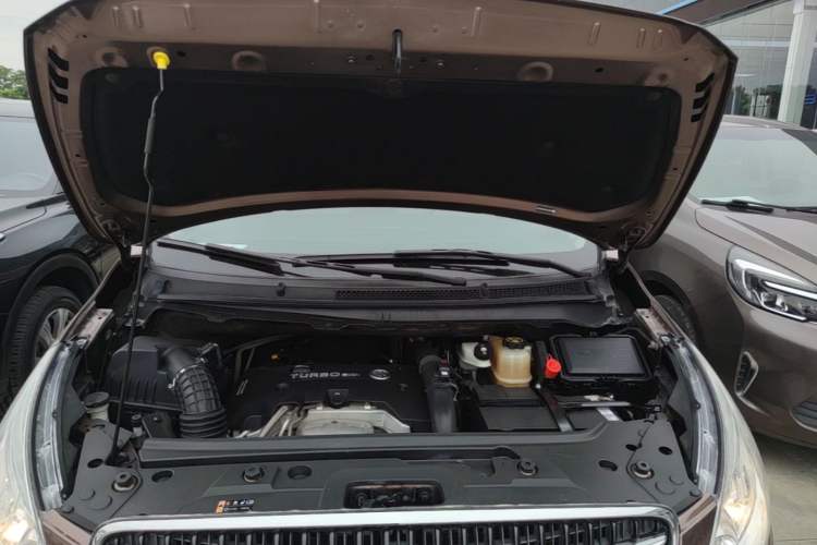 Used Buick GL8 2018 28T Prestige Version China VI Standard Engine Bay