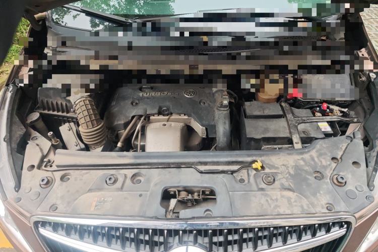 Used Buick GL8 2018 28T Luxury Model China VI Standard Engine Bay