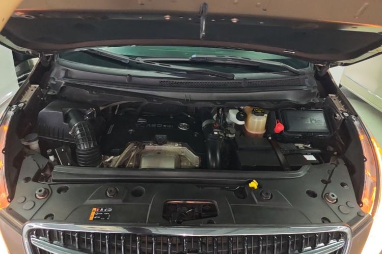 Used Buick GL8 2018 28T Luxury Model China VI Standard Engine Bay