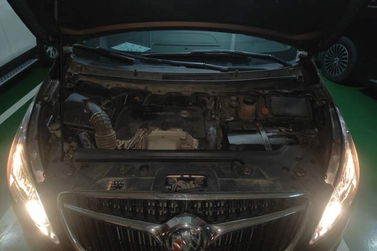 Used Buick GL8 2018 28T Luxury Model China VI Standard Engine Bay