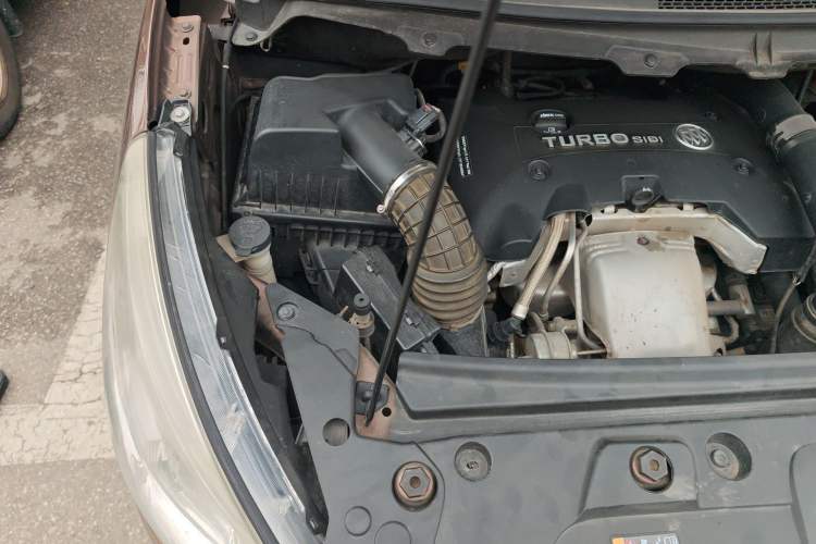 Used Buick GL8 2018 28T Luxury Model China VI Standard Engine Bay Right