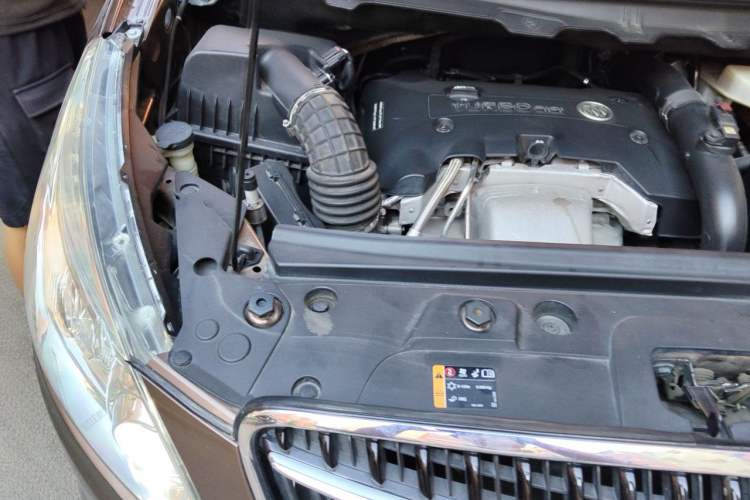 Used Buick GL8 2018 28T Luxury Model China VI Standard Engine Bay Right