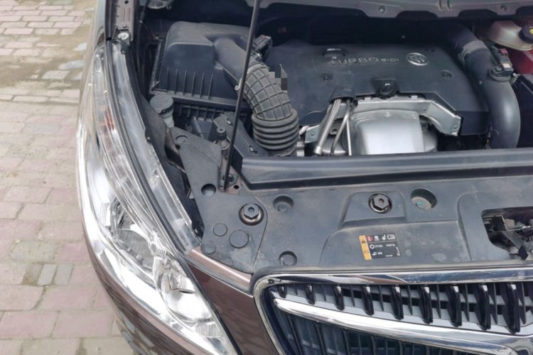 Used Buick GL8 2018 28T Luxury Model China VI Standard Engine Bay Right
