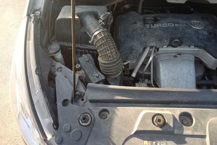 Used Buick GL8 2018 28T Luxury Model China VI Standard Engine Bay Right