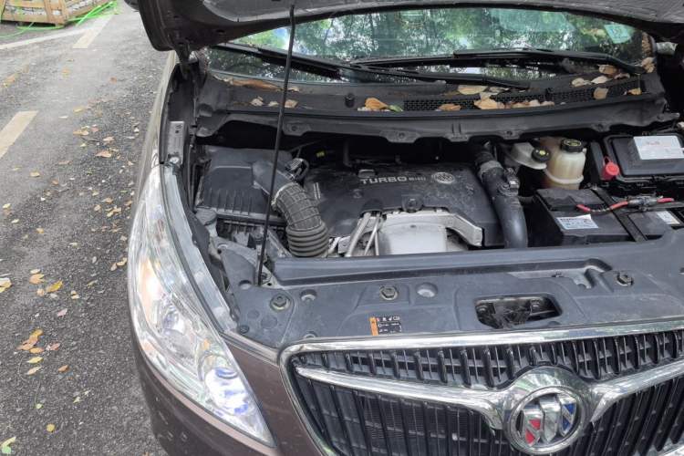 Used Buick GL8 2018 28T Luxury Model China VI Standard Engine Bay Right