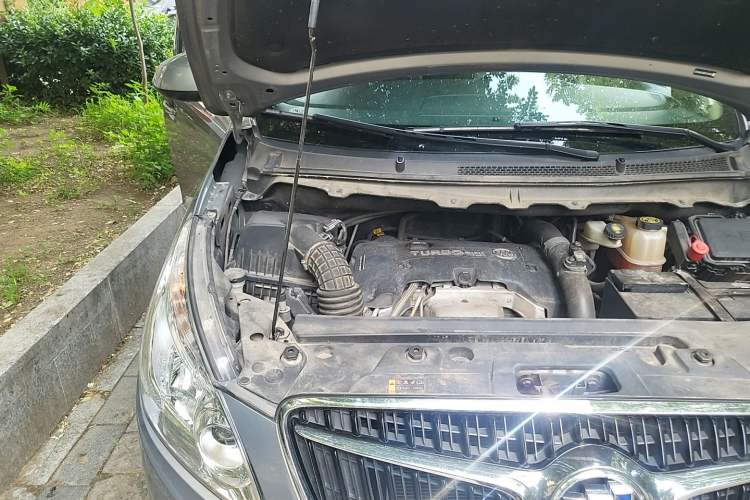 Used Buick GL8 2018 28T Luxury Model China VI Standard Engine Bay Right