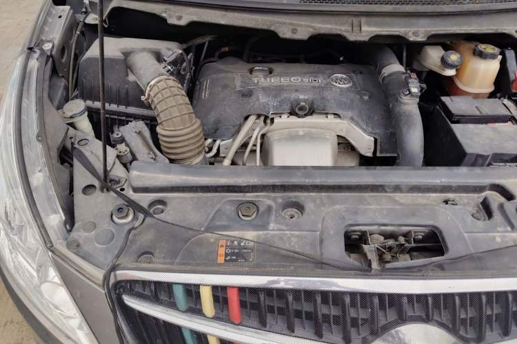 Used Buick GL8 2018 28T Luxury Model China VI Standard Engine Bay Right