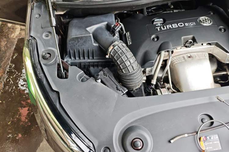 Used Buick GL8 2018 ES 28T Luxury Model China VI Standard Engine Bay Right