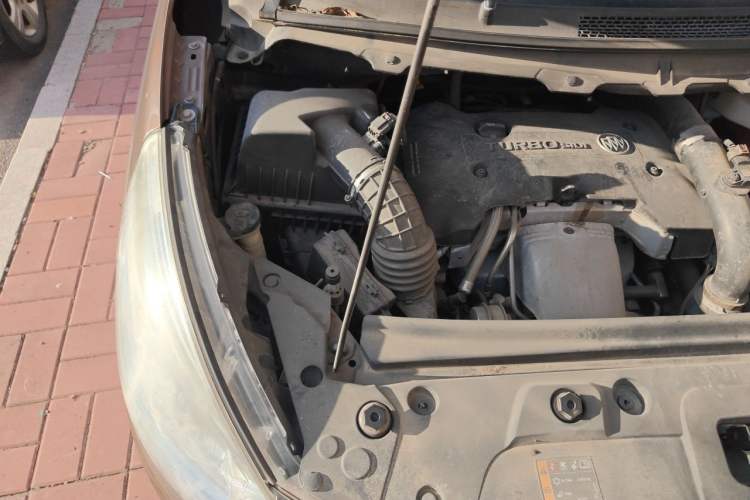 Used Buick GL8 2018 28T Luxury Model China VI Standard Engine Bay Right
