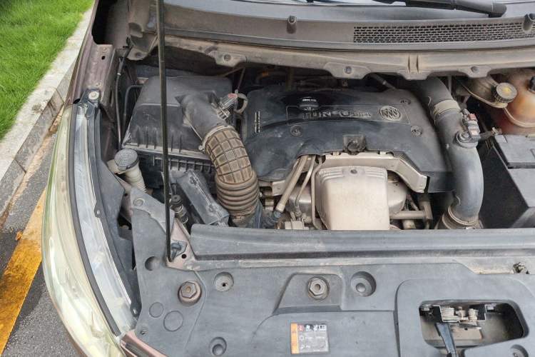 Used Buick GL8 2018 28T Luxury Model China VI Standard Engine Bay Right