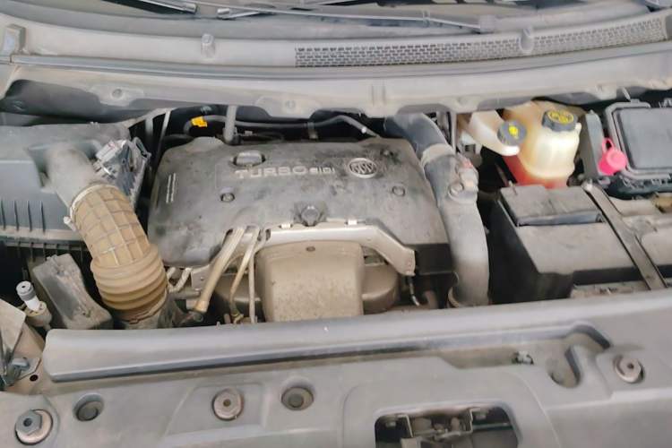 Used Buick GL8 2018 28T Luxury Model China VI Standard Engine Bay