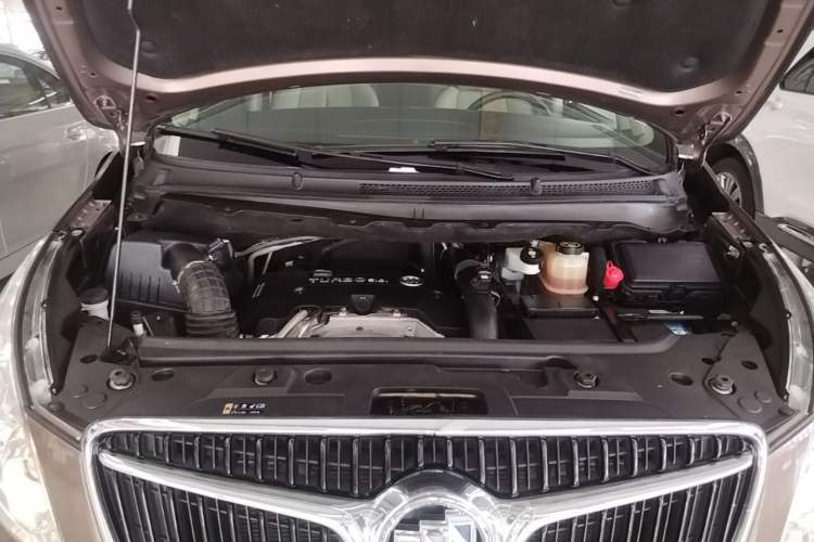 Used Buick GL8 2018 28T Luxury Model China VI Standard Engine Bay
