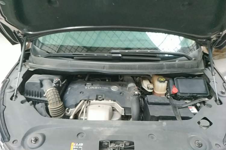 Used Buick GL8 2018 ES 28T Luxury Model China VI Standard Engine Bay