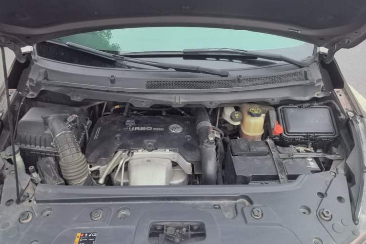 Used Buick GL8 2018 28T Luxury Model China VI Standard Engine Bay