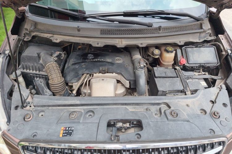 Used Buick GL8 2018 28T Luxury Model China VI Standard Engine Bay
