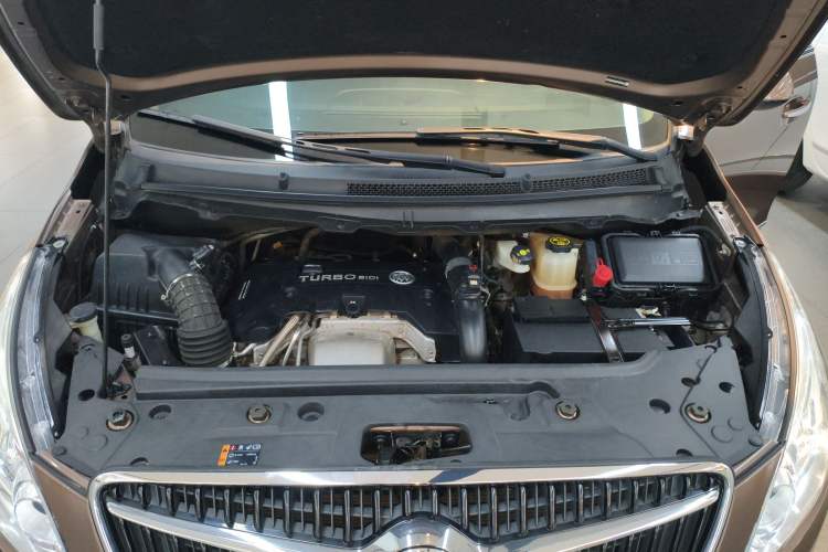 Used Buick GL8 2018 28T Prestige Version China VI Standard Engine Bay