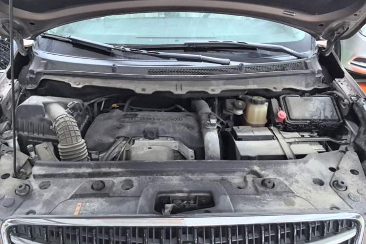 Used Buick GL8 2018 28T Luxury Model China VI Standard Engine Bay