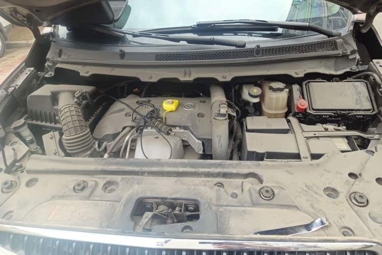 Used Buick GL8 2018 28T Luxury Model China VI Standard Engine Bay