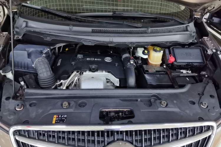 Used Buick GL8 2018 28T Luxury Model China VI Standard Engine Bay