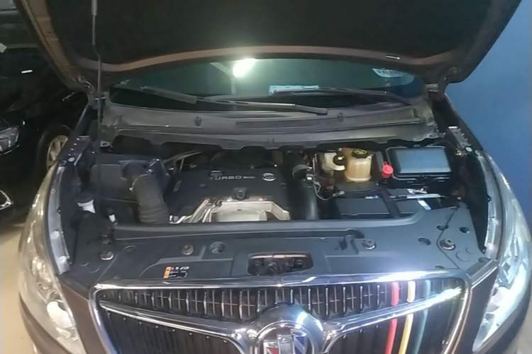 Used Buick GL8 2018 28T Luxury Model China VI Standard Engine Bay
