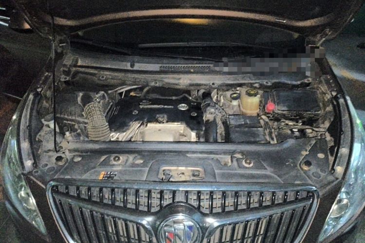 Used Buick GL8 2018 28T Luxury Model China VI Standard Engine Bay
