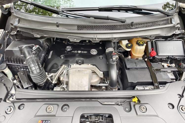 Used Buick GL8 2018 28T Luxury Model China VI Standard Engine Bay
