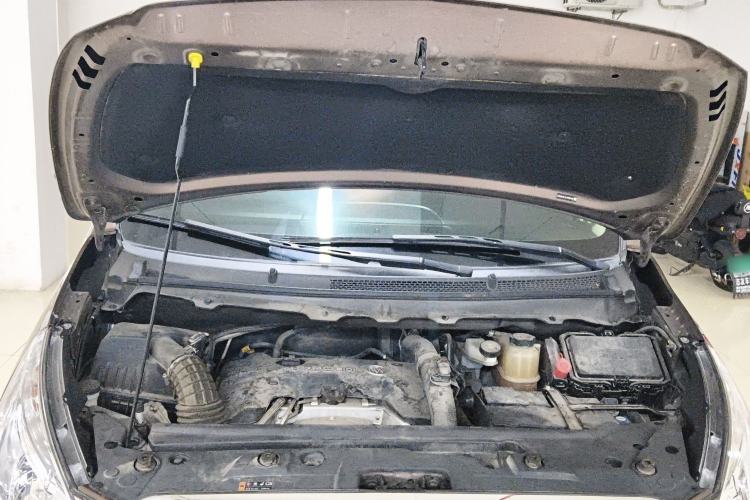 Used Buick GL8 2018 28T Luxury Model China VI Standard Engine Bay