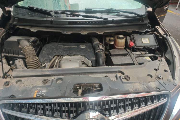 Used Buick GL8 2018 28T Luxury Model China VI Standard Engine Bay