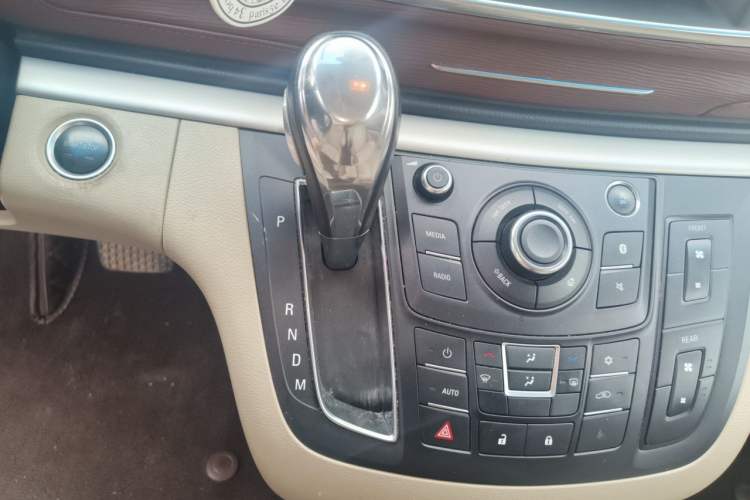 Used Buick GL8 2018 28T Comfort Model China VI Standard Gear Lever