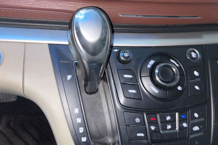 Used Buick GL8 2018 28T Comfort Model China VI Standard Gear Lever