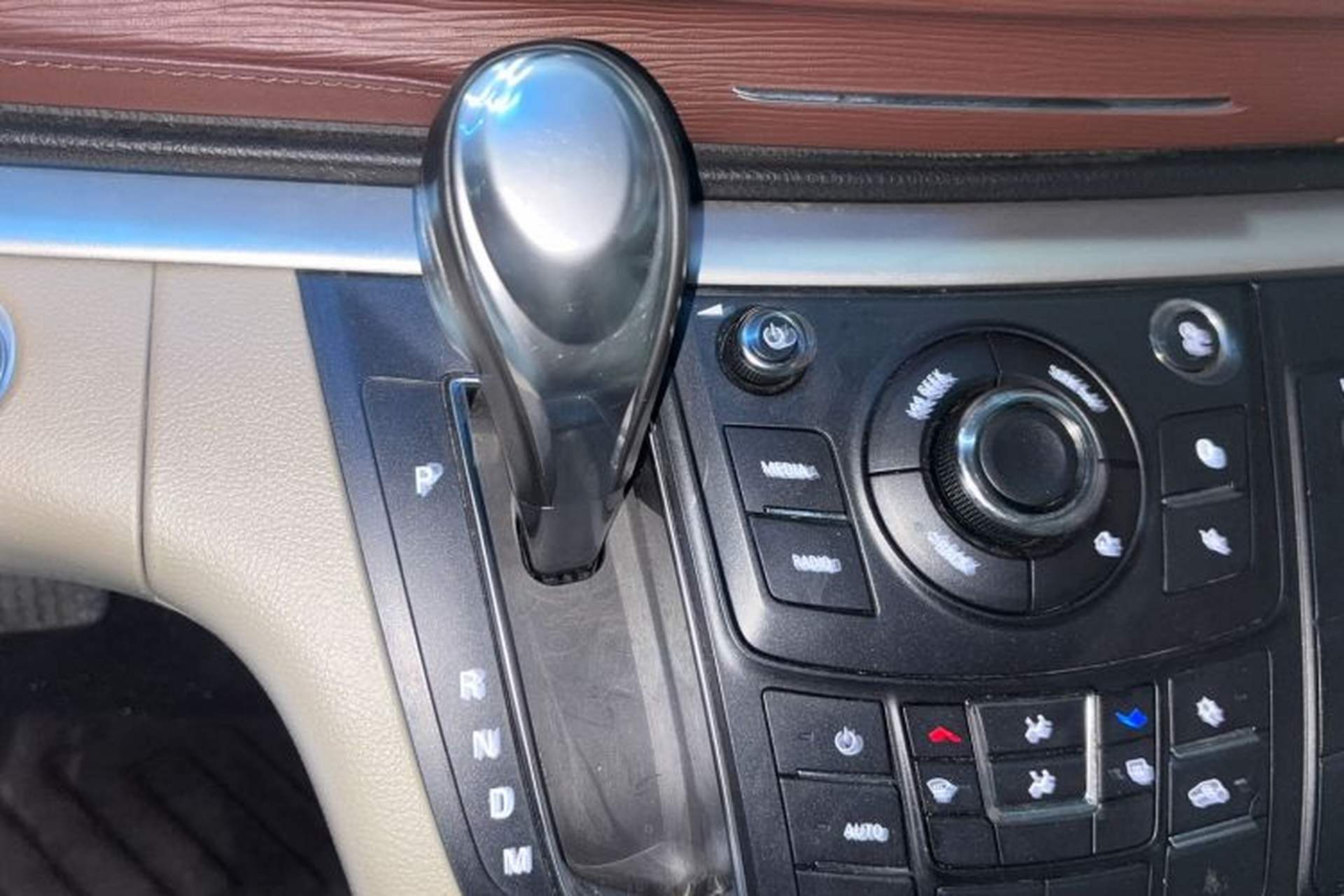 Used Buick GL8 2018 28T Comfort Model China VI Standard Gear Lever