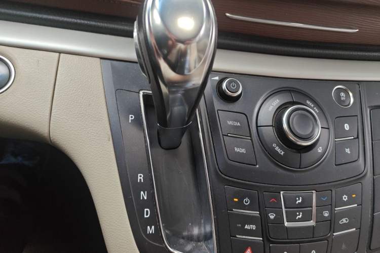 Used Buick GL8 2018 28T Luxury Model China VI Standard Gear Lever