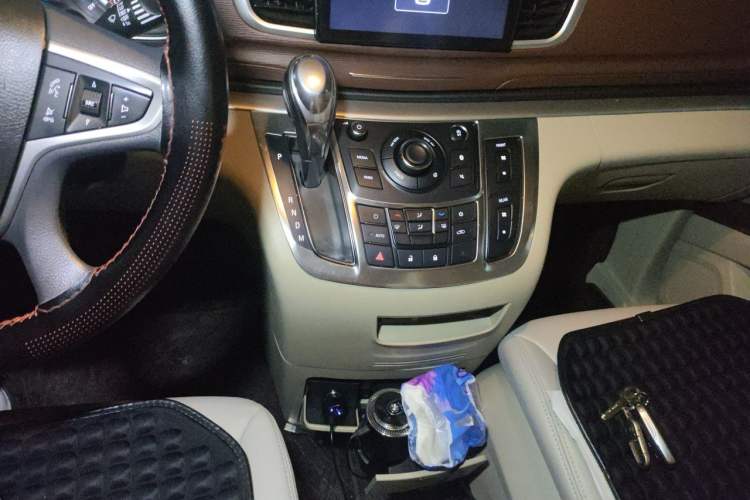 Used Buick GL8 2018 28T Comfort Model China VI Standard Gear Lever
