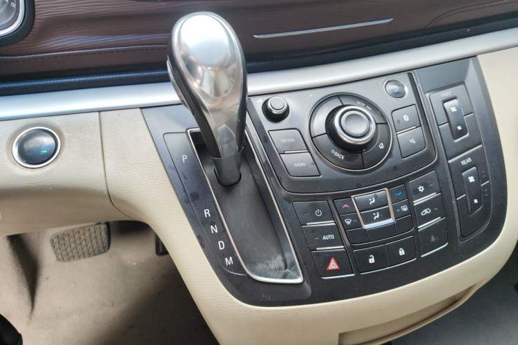 Used Buick GL8 2018 28T Comfort Model China VI Standard Gear Lever