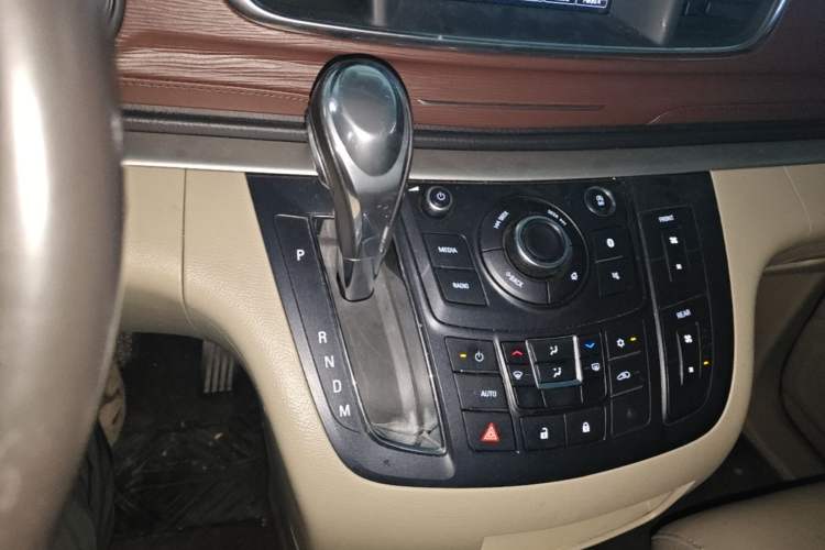 Used Buick GL8 2018 28T Luxury Model China VI Standard Gear Lever