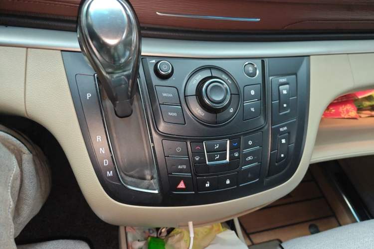 Used Buick GL8 2018 28T Comfort Model China VI Standard Gear Lever