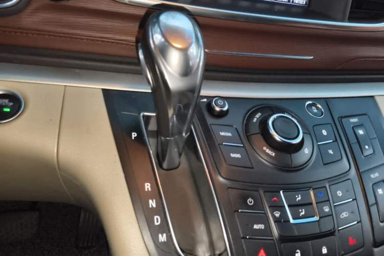 Used Buick GL8 2018 28T Comfort Model China VI Standard Gear Lever