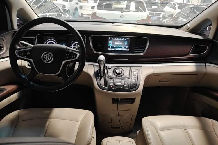 Used Buick GL8 2018 28T Luxury Model China VI Standard Gear Lever