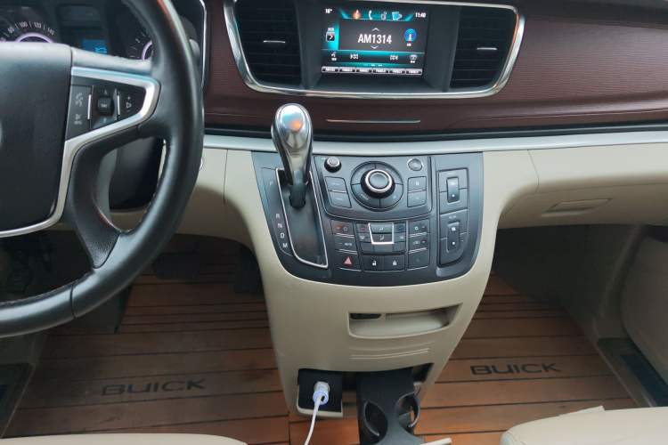 Used Buick GL8 2018 28T Luxury Model China VI Standard Gear Lever