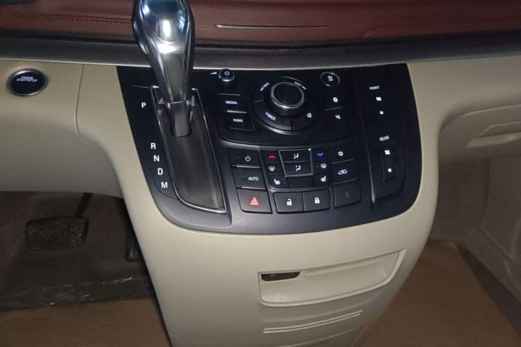 Used Buick GL8 2018 28T Prestige Version China VI Standard Gear Lever