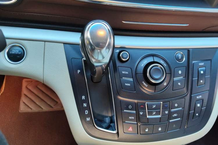 Used Buick GL8 2018 28T Luxury Model China VI Standard Gear Lever