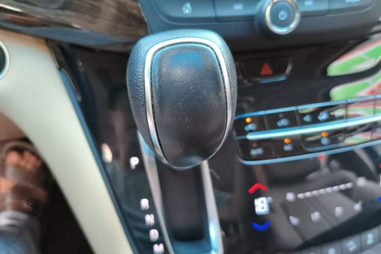 Used Buick GL8 2018 ES 28T Flagship Model China VI Standard Gear Lever