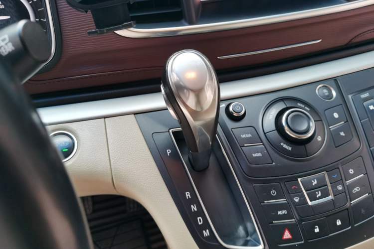 Used Buick GL8 2018 28T Luxury Model China VI Standard Gear Lever