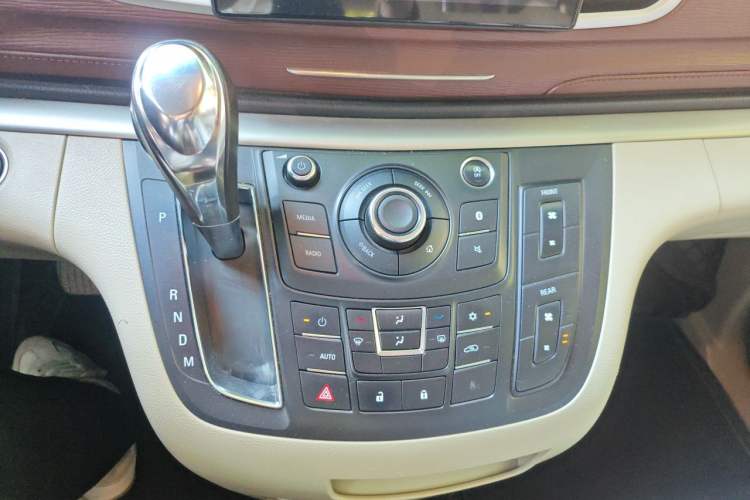 Used Buick GL8 2018 28T Comfort Model China VI Standard Gear Lever
