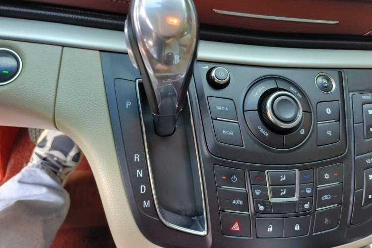 Used Buick GL8 2018 28T Prestige Version China VI Standard Gear Lever