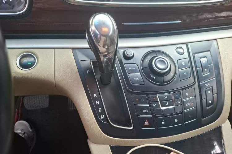Used Buick GL8 2018 28T Comfort Model China VI Standard Gear Lever