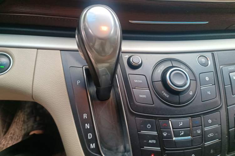 Used Buick GL8 2018 28T Luxury Model China VI Standard Gear Lever