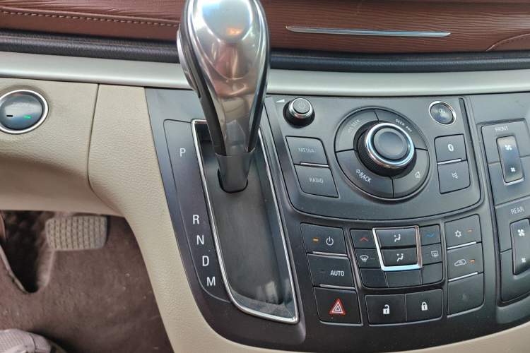 Used Buick GL8 2018 28T Luxury Model China VI Standard Gear Lever