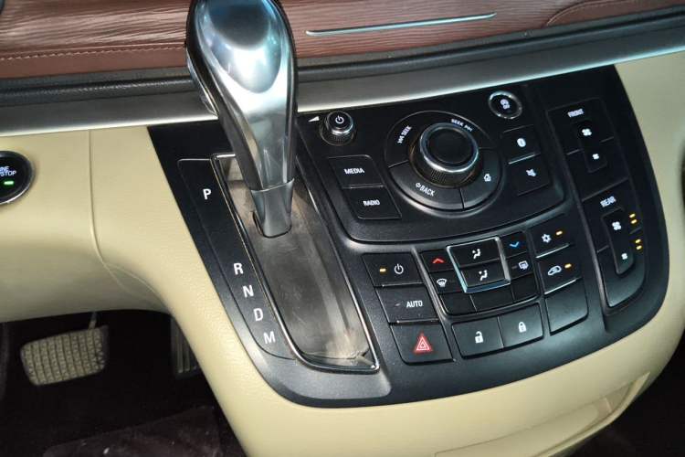 Used Buick GL8 2018 28T Luxury Model China VI Standard Gear Lever