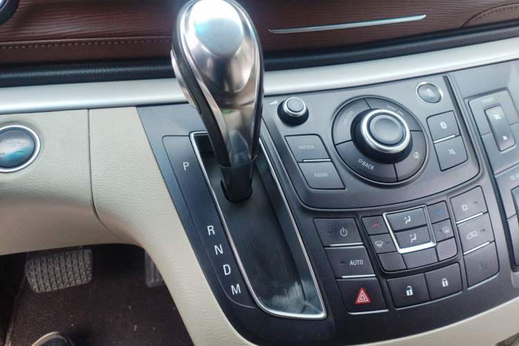 Used Buick GL8 2018 28T Luxury Model China VI Standard Gear Lever